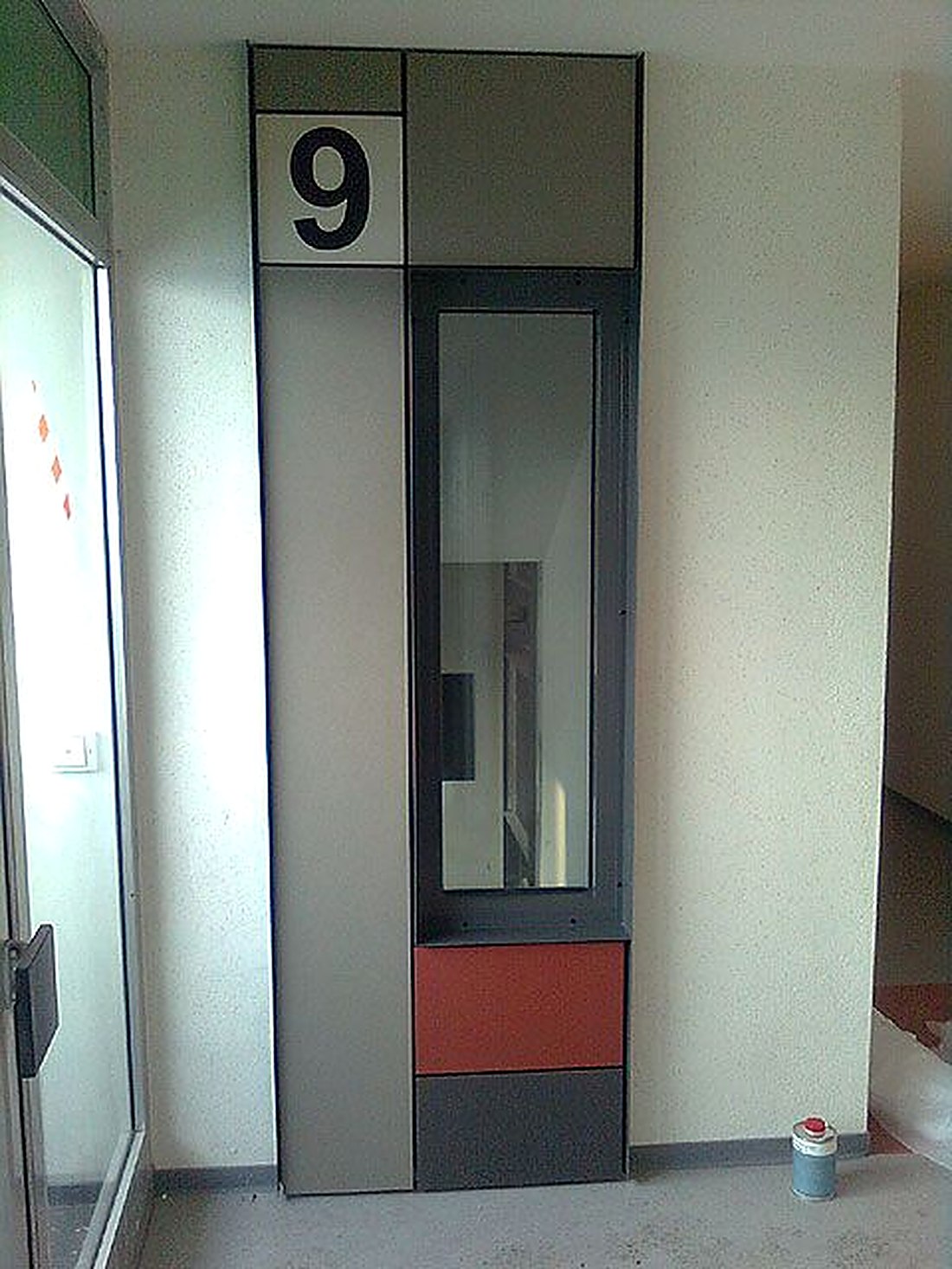 Stahltür-Anlage mit Sichtfenster und Farbfeldern