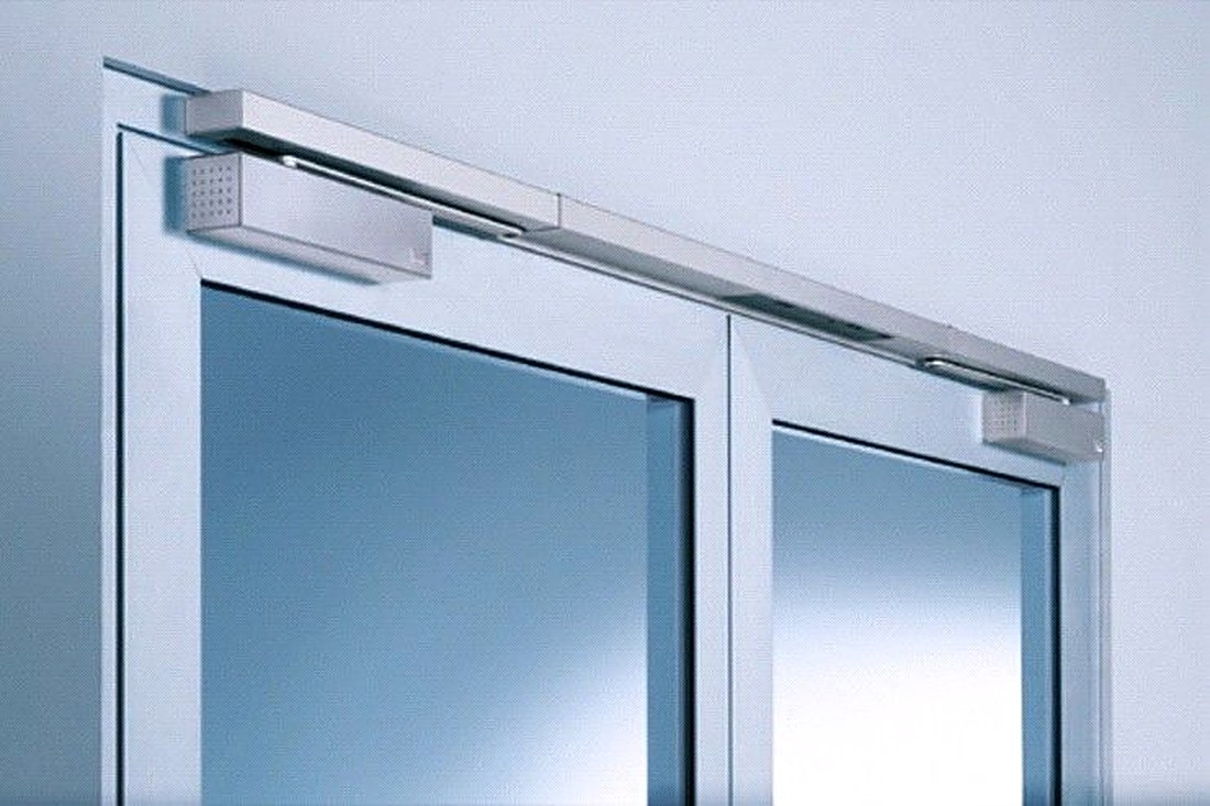 Dorma Obertürschließer an einer Glastür